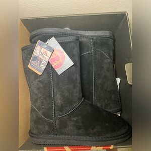 LAMO leather talk/winter boots. 6W Black fall winter boots. NWT and box :)